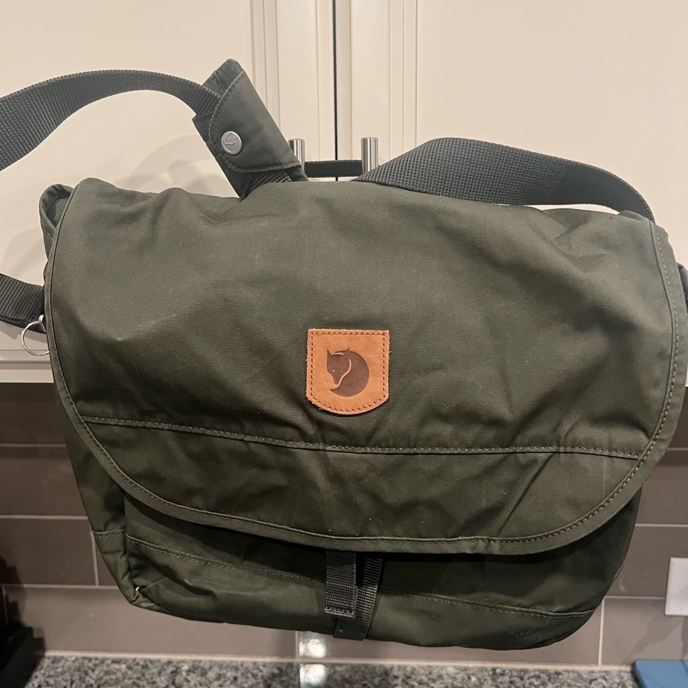 Fjall Raven GREENLAND SHOULDER BAG Green Gently Used Travel Crossbody FjallRaven